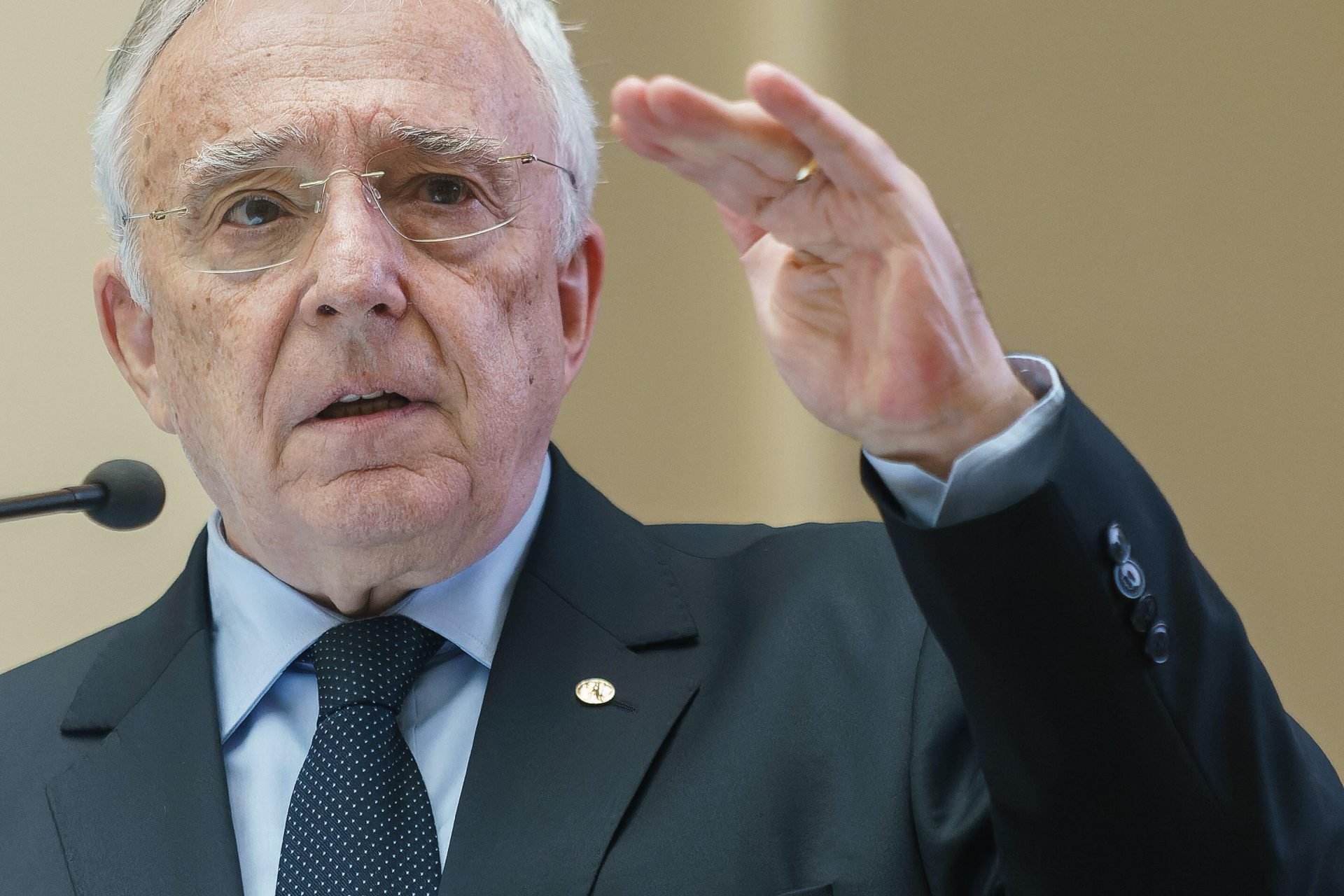 Mugur Isărescu avertizează asupra vulnerabilităților financiare ale României în cadrul conferinței The Economist Guvernatorul Băncii Naționale a României (BNR), Mugur Isărescu, a tras un semnal de alarmă în cadrul conferinței The Economist, precizând că situația finanțelor publice din țară se confruntă cu multiple presiuni generate de cheltuieli bugetare ridicate și vulnerabilități structurale