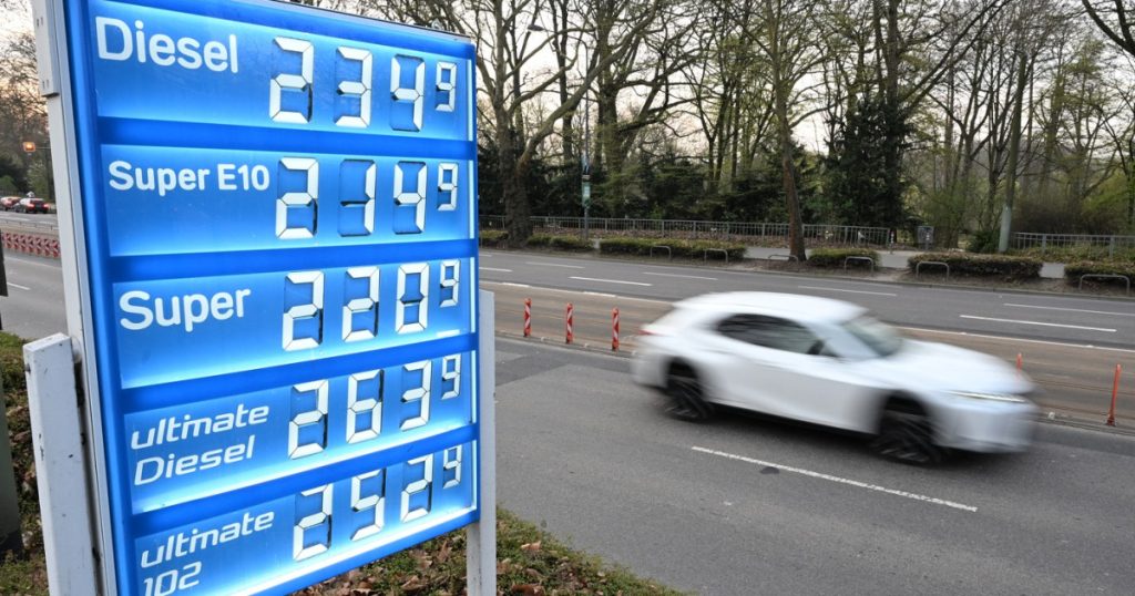 Guvernul german a adoptat joi măsuri ferme pentru a stăpâni scumpirile la carburanți, având în vedere creșterea dramatică a prețurilor la benzină și motorină ca urmare a tensiunilor geopolitice din Orientul Mijlociu