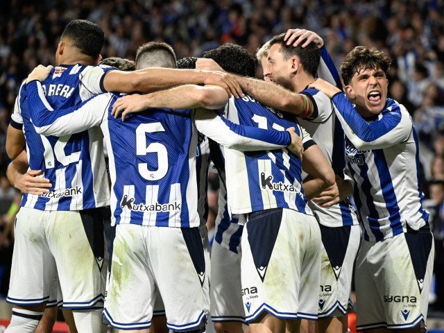 Finala Cupei Spaniei va fi între Atletico Madrid şi Real Sociedad, după ce formaţia vasca trebuie să se mulţumească cu un rezultat de 1-0 în faţa rivalei locale Athletic Bilbao, într-un meci dramatic disputat miercuri seară pe San Mames
