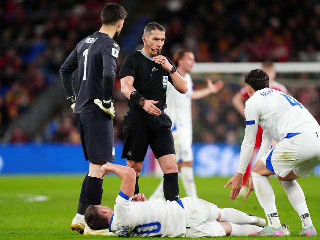 Istvan Kovacs, pe teren la Cardiff, a fluierat cu strictețe și cinci cartonașe galbene | Bosnia a trecut în prelungiri după penalty-uri Meciul dintre Țara Galilor și Bosnia, disputat vineri seară pe stadionul din Cardiff, s-a încheiat cu o dramă intensă și o victorie a bosniacilor în urma loviturilor de departajare