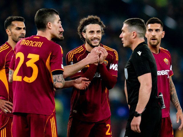 Istvan Kovacs, arbitrul care a zguduit Europa League cu absconsul său comportament: 9 cartonașe, 2 penalty-uri și o monitorizare de neuitat Un spectacol în adevăratul sens al cuvântului s-a consumat joi seară în timpul meciului de Europa League, în momentul în care românul Istvan Kovacs a devenit centrul atenției nu doar pentru deciziile sale, ci și pentru maniera în care a gestionat jocul