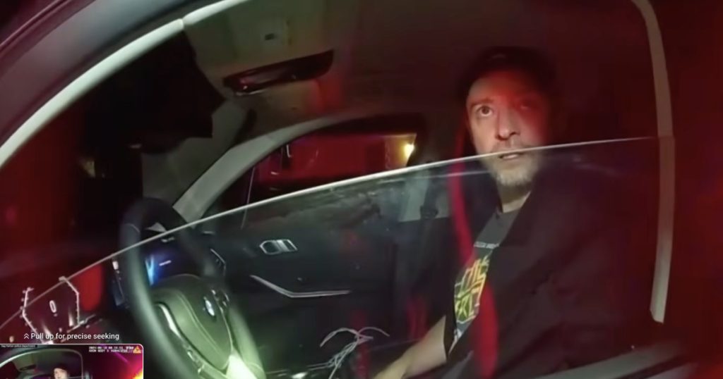 Justin Timberlake, fost membru al trupei *NSYNC și actual artist solo, a fost filmas în cubică de poliție în timpul unui incident de conducere sub influența alcoolului, imaginile fiind publicate recent în Statele Unite, în ciuda eforturilor artistului de a preveni difuzarea lor