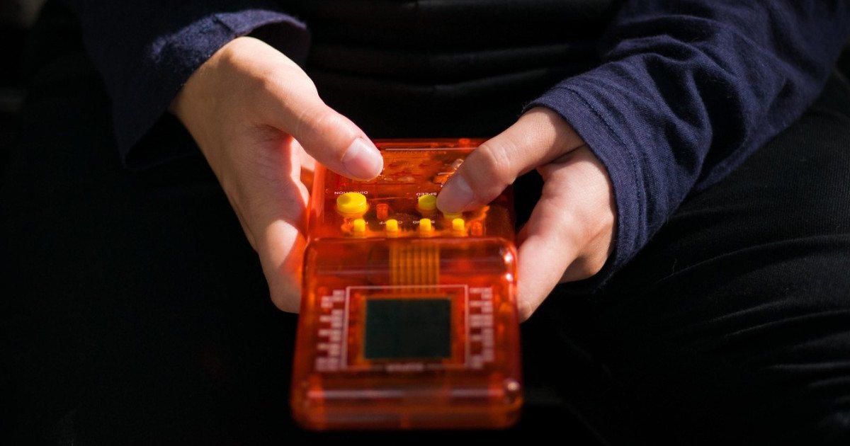 Tetris, jocul clasic care a fascinat și a captivat milioane de fani în întreaga lume, poate avea beneficii neașteptate în lupta cu traumele psihologice și tulburările de stres post-traumatic (PTSD)