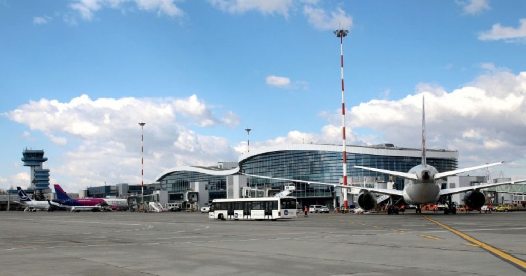 Zborurile București-Tel Aviv, suspendate temporar din cauza tensiunilor din Orientul Mijlociu Zborurile pe ruta București – Tel Aviv au fost suspendate temporar, din cauza agravării tensiunilor în regiune, iar aproape 1.500 de români care intenționau să ajungă în Israel vor trebui să își reconfigureze planurile de călătorie