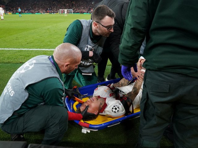 Imagini șocante din timpul meciului de pe terenul de la Liverpool: degetul unui jucător s-a desprins și a generat panică printre spectatori și oficiali Un incident medical extrem de grav a tulburat serios partida dintre Liverpool și Galatasaray, disputată miercuri seară pe stadionul Anfield