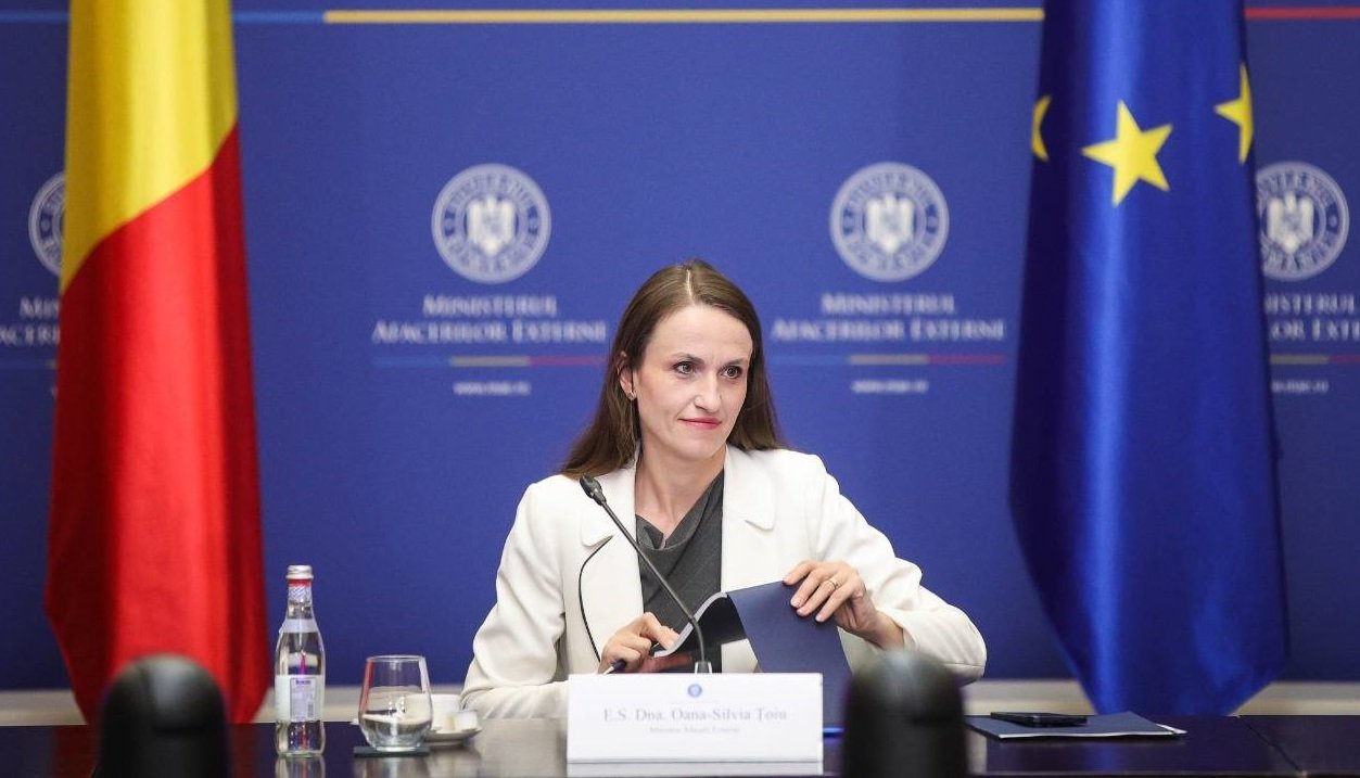 Ministra Oana Țoiu oferă explicații despre repatrierea fiicei lui Victor Ponta după zborul din Muscat Vineri seara, ministrul Afacerilor Externe, Oana Țoiu, a ieșit public pentru a clarifica câteva aspecteReferitoare la recentul zbor de repatriere organizat prin intermediul Mecanismului European de Protecție Civilă, care a ajutat la întoarcerea în țară a unei persoane apropiate fostului premier Victor Ponta