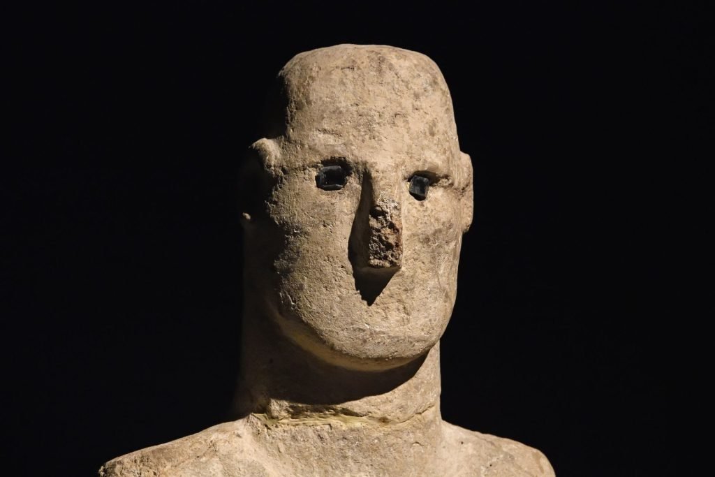 Un simbol antic de aproape 12.000 de ani dezvăluie secrete despre începuturile sculpturii umane și credințele din preistorie În uriașul context al istoriei omenirii, descoperirea unei statui vechi de aproape 11.500 de ani a zguduit comunitatea arheologică