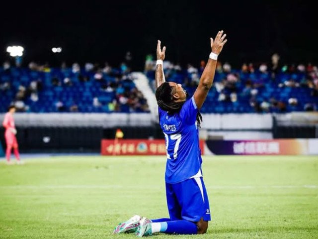 După o perioadă extrem de agitată pe piața transferurilor, un fotbalist surprinde din nou prin decizia sa de a schimba planurile inițiale