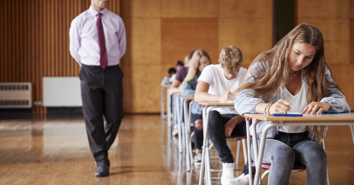 Peste 8.700 de profesori evaluatori s-au înscris până acum pentru participarea în cadrul simulărilor naționale din acest an, un număr care asigură o evaluare corespunzătoare pentru elevii înscriși