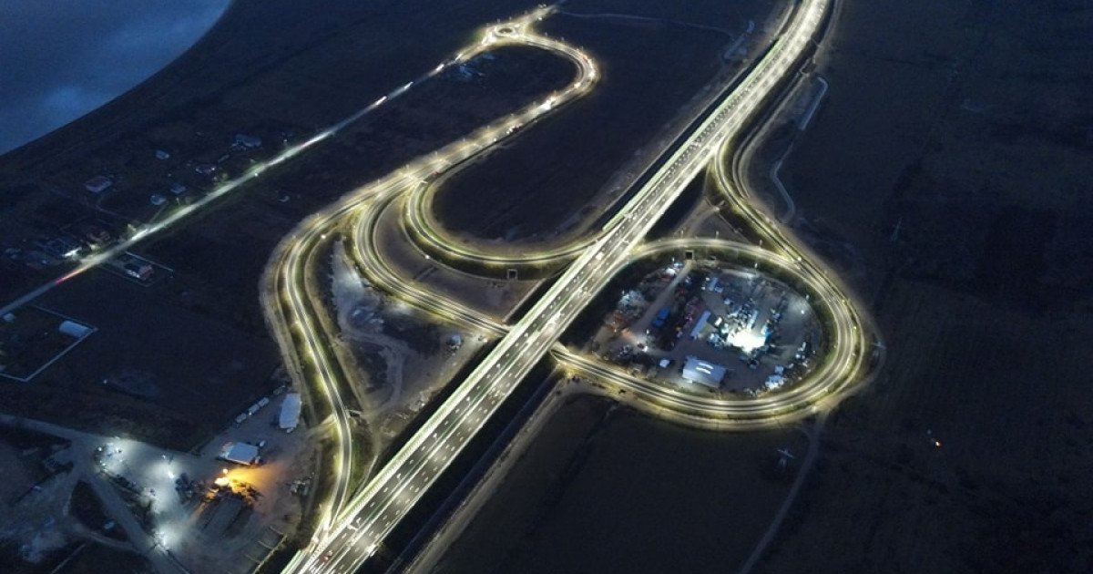 Guvernul român a dat undă verde unui proiect crucial pentru infrastructura națională: aprobarea ratificării unui împrumut de 500 de milioane de euro de la Banca Europeană de Investiții (BEI), destinat realizării autostrăzii Sibiu–Pitești