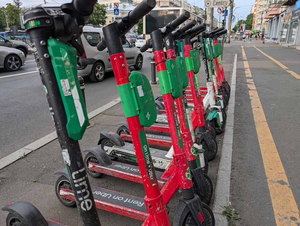 Italia introduce înmatricularea obligatorie a trotinetelor electrice, o măsură destinată să eficientizeze reglementarea și siguranța în traficul urban, în timp ce autoritățile încearcă să reducă numărul accidentelor și al deșeurilor ilegale