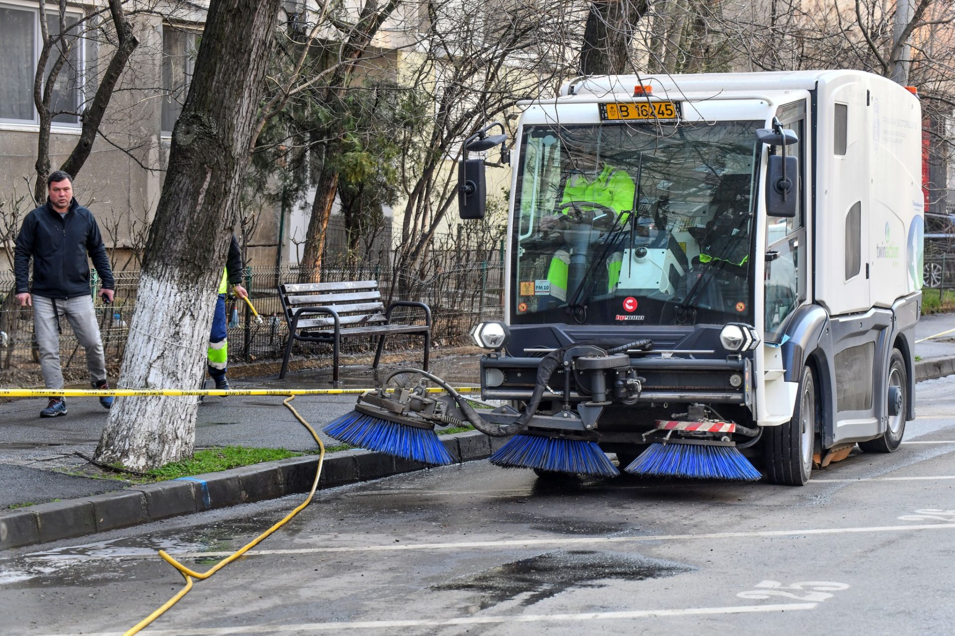 Curățenie în microzonele 29 și 30 din Sector 6, cartier Giulești, în weekend