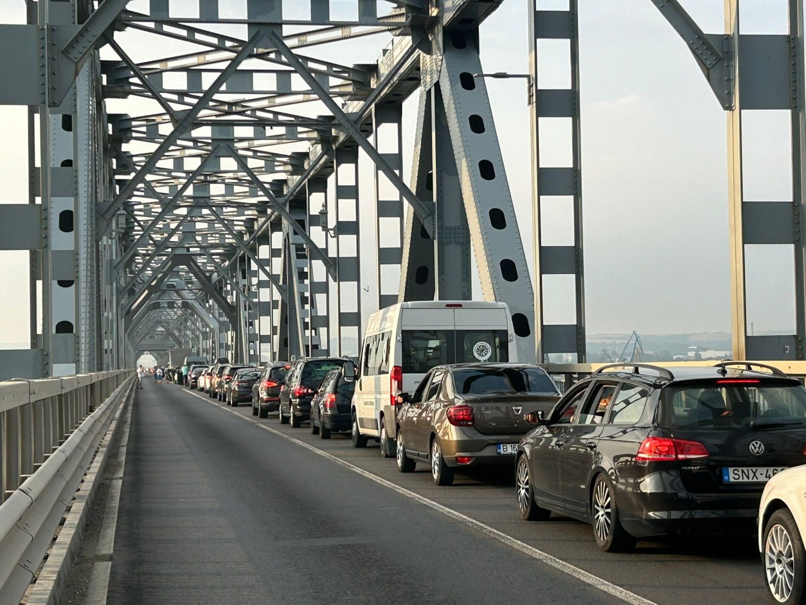 Traficul peste Podul Giurgiu-Ruse se va relaxa de Paște, în ciuda perioadei aglomerate Șoferii din România și Bulgaria se vor putea bucura, pentru scurt timp, de o veste bună înainte de sărbătorile pascale