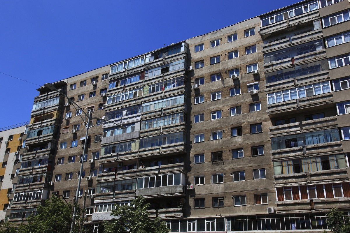Achiziția unui bun comun într-un condominiu nu este un proces simplu, iar inițiativa de a cumpăra un uscător de pe palier implică respectarea unor reguli stricte menite să protejeze interesele întregii comunități