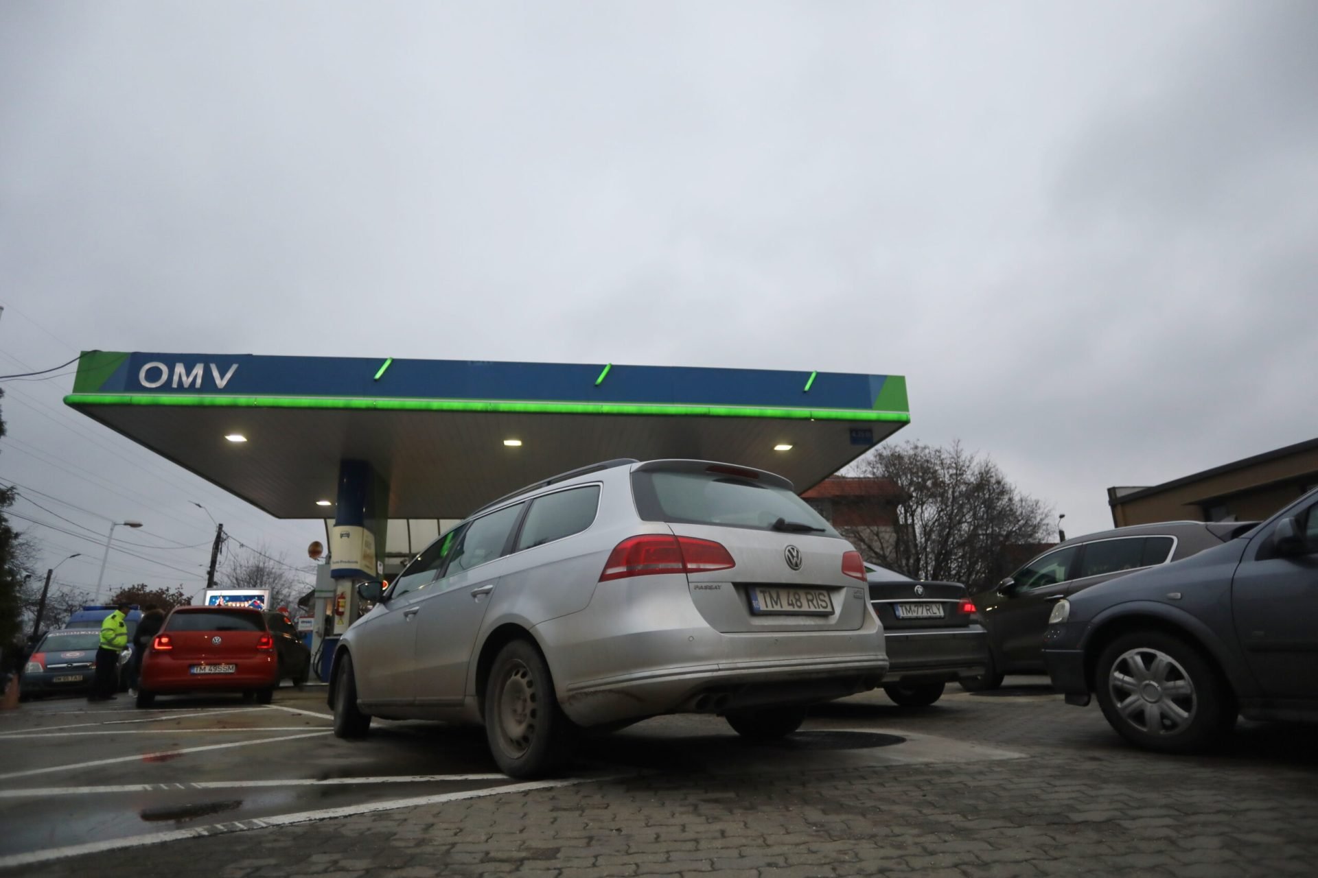 Ce se întâmplă cu prețul combustibililor la pompă după măsurile luate de Guvern