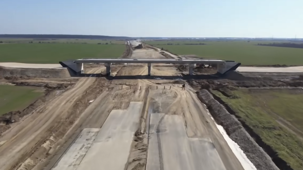Lucrările la autostrada A0 Nord, lotul 3, au ajuns la un progres fizic de aproape 80%, dar mobilizarea pe șantier rămâne departe de a fi satisfăcătoare, arată oficialii CNAIR