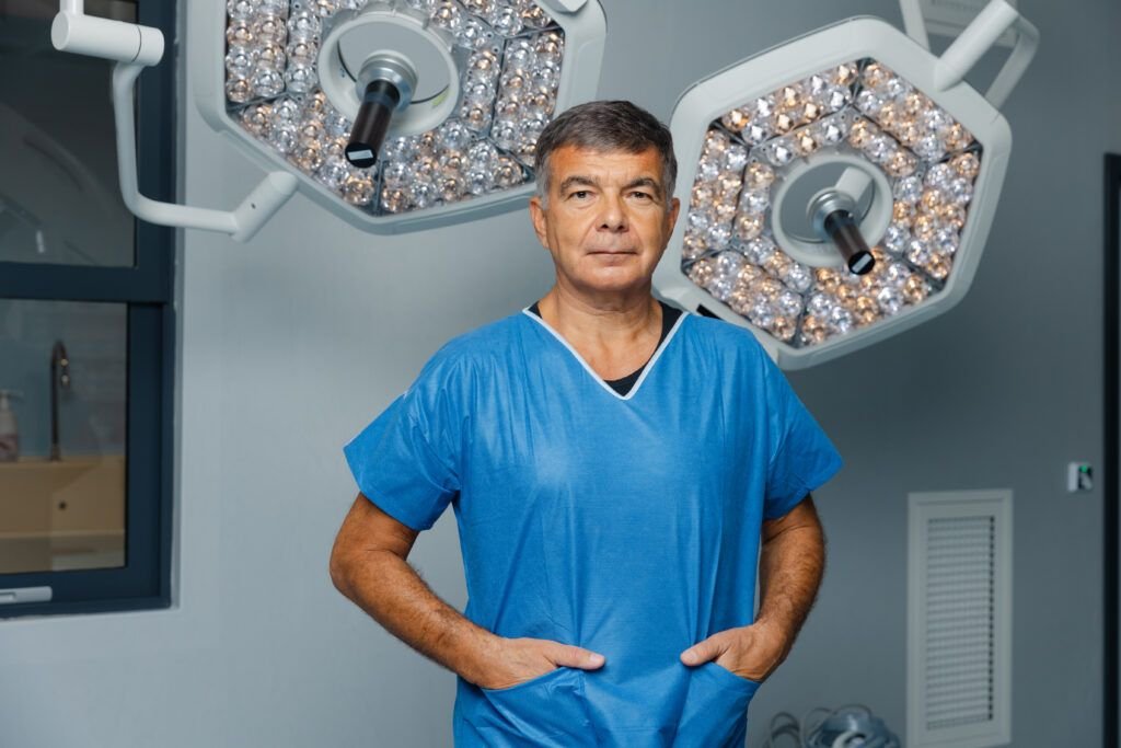 Chirurgia în tratamentul cancerului de sân: mai mult decât o simplă intervenție, o șansă la o viață normală În lupta contra cancerului de sân, chirurgia continuă să fie pilonul fundamental, nu doar pentru eliminarea tumorii, ci și pentru a oferi pacientelor o calitate a vieții cât mai aproape de cea de dinainte de diagnostic