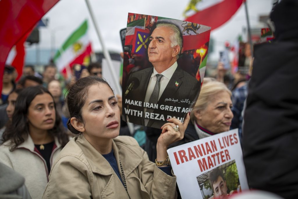 Întâlnire surpriză la Paris între președintele Zelenski și prințul moștenitor al Iranului, Reza Pahlavi Vineri, în inima Parisului, a avut loc o întâlnire neanunțată care suscită deja multiple speculații în rândul experților în geo-politică