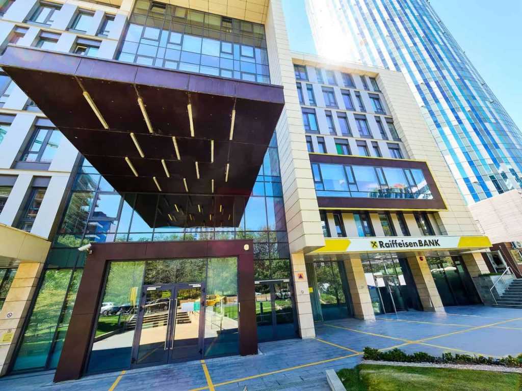 Raiffeisen Bank International AG se apropie de o mutare strategică semnificativă pe piața bancară din România, vizând preluarea diviziei Garanti a băncii spaniole BBVA pentru suma de aproximativ 550 de milioane de euro