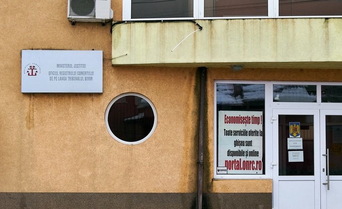 Întârzieri în înregistrarea firmelor și PFA-urilor din cauza lipsei de personal la registrul comerțului Antreprenorii români se confruntă, în această perioadă, cu întârzieri semnificative în procesul de înregistrare a firmelor și a persoanelor fizice autorizate (PFA), o situație generată de deficitul de personal din oficiile registrului comerțului