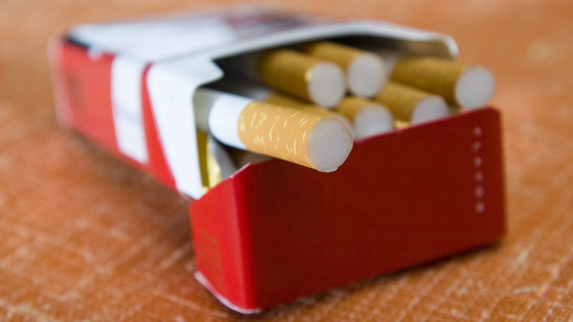 Noi reguli pentru fumători la frontieră: limite mai stricte pentru transportul țigărilor între țări Autoritățile române pregătesc o schimbare semnificativă în legislație privind transportul de țigări peste frontieră, menită să combată fenomenul crescând al „micro-contrabandei” și să reducă pierderile fiscale