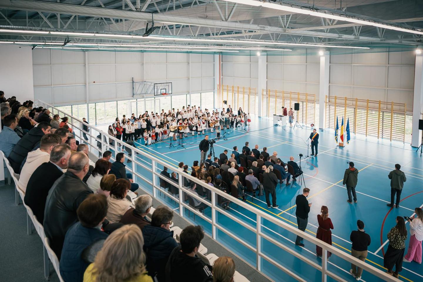 Un nou pas înainte pentru infrastructura sportivă din comuna mureșeană Brâncovenești, unde a fost inaugurată recent o sală de sport modernă, semn al angajamentului guvernului pentru dezvoltarea accentuată a facilitatilor de recreere și educație fizică în zonele rurale