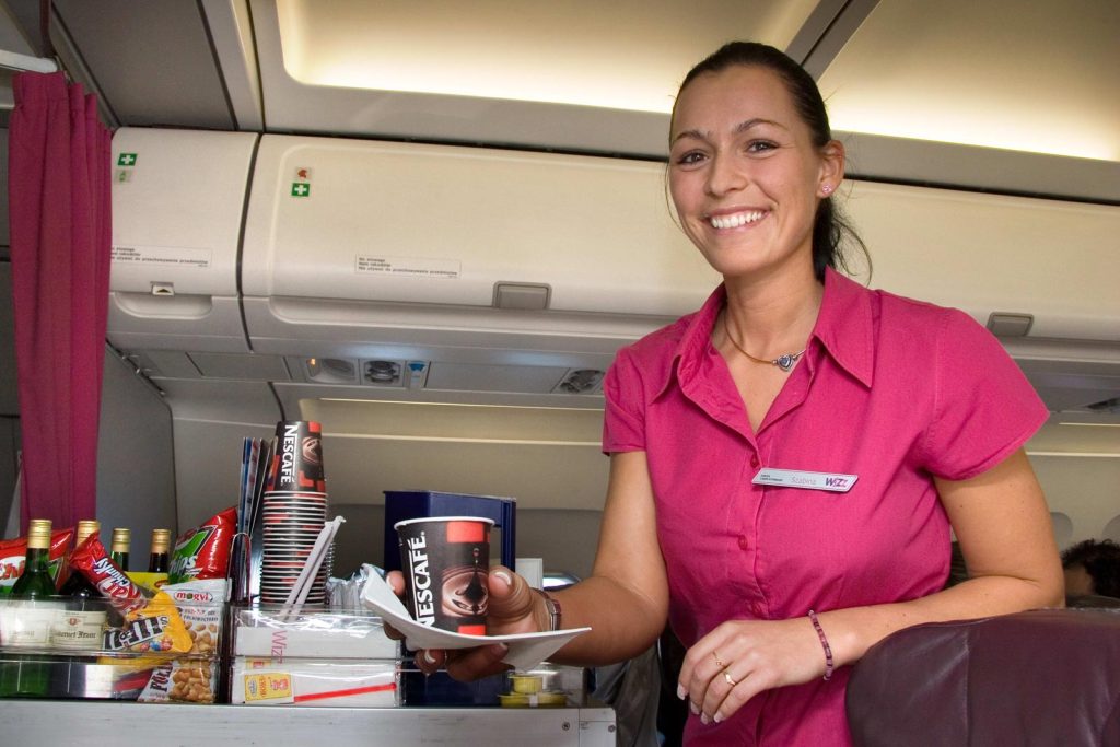 Wizz Air își modernizează experiența la bord prin introducerea unui sistem inovator de comandă a mâncării, o decizie menită să eficientizeze serviciile și să ofere pasagerilor o experiență mai plăcută și mai rapidă