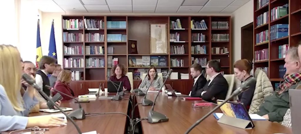 Lidera CNA răspunde în limba engleză unei deputate comuniste care a abordat-o în rusă în timpul unei audieri oficiale Un incident neașteptat a avut loc în cadrul unei audieri publice a Comisiei pentru cultură, educație, cercetare, tineret, sport și mass-media, marți, la palatul Parlamentului din București
