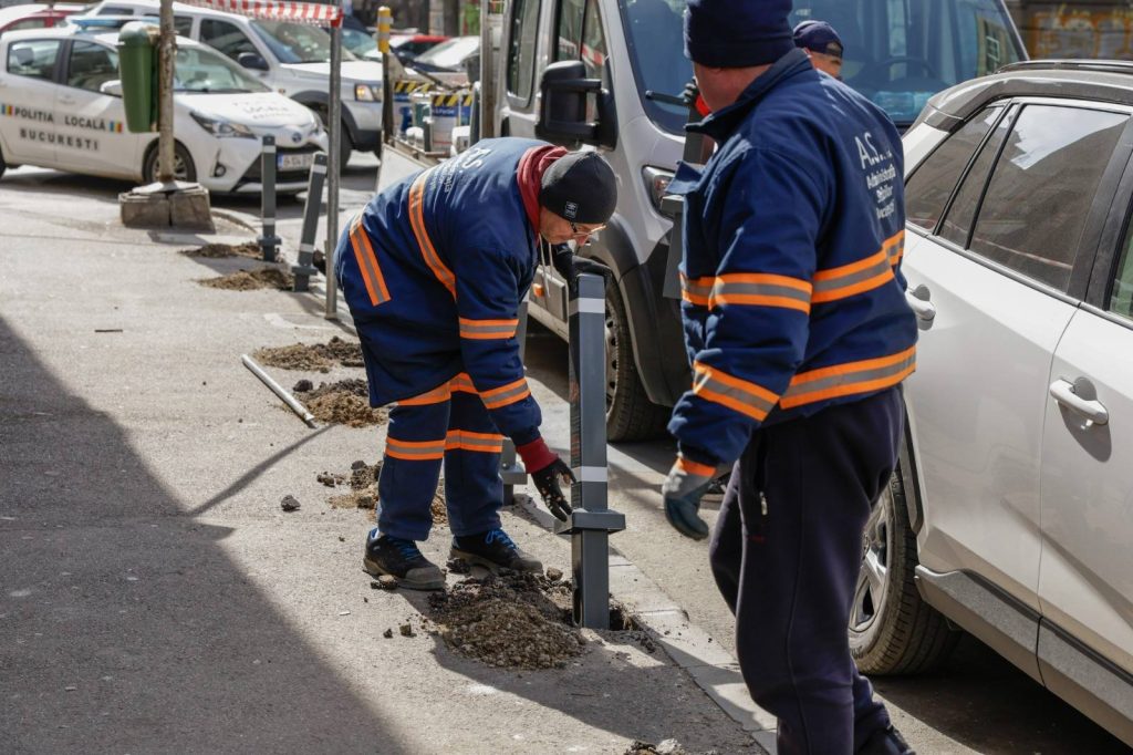 Primăria Capitalei renouează cu prioritățile pietonale: stâlpișori noi protejează trotuarele de accesul autovehiculelor în zona Sălii Palatului Autoritățile locale din București au luat măsuri concrete pentru a reacționa la problemele legate de protecția spațiilor pietonale din centrul orașului