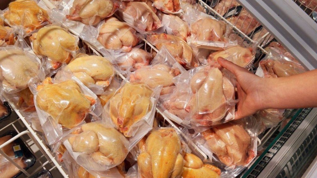 Puiul galben de reproducere națională – un mister cu implicații serioase Tensiunea legată de culoarea pielii puiului de carne din România a revenit în centrul atenției, după ce s-au intensificat acuzațiile privind practicile de colorare ascunse ale acestor păsări