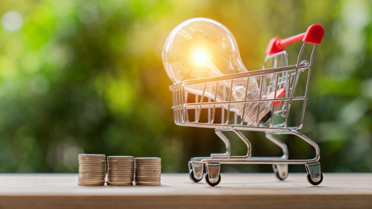 Taxa invizibilă a energiei: românii plătesc pentru un serviciu nevăzut Românii care investesc în panouri solare sau alte sisteme de generare de energie proprie se confruntă cu o situație paradoxală