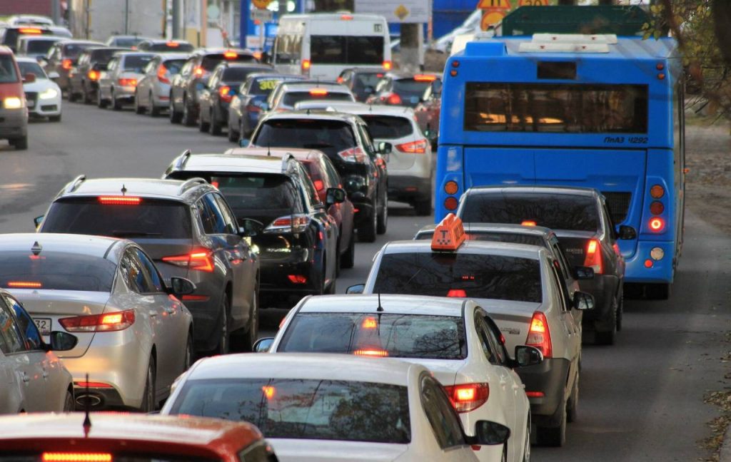 Topul importatorilor din România în 2024, un indicator al priorităților economice ale țării România își păstrează în continuare un profil de importuri masive, în special în domeniile auto și energetic