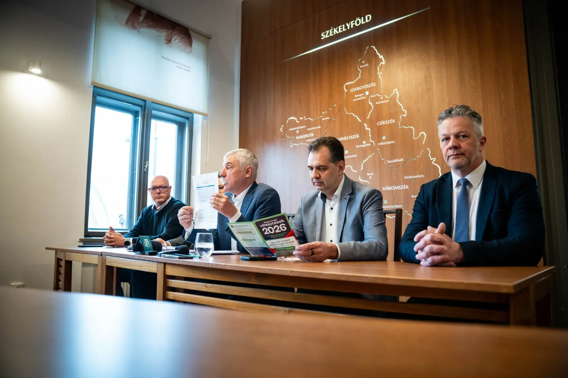 UDMR și implicarea sa în alegerile din Ungaria: o mișcare fără precedent în contextul relațiilor româno-maghiare Într-un climat politic deja tensionat, recentul angajament al Uniunii Maghiare din România (UDMR) în sprijinirea formațiunii controlate de premierul ungar Viktor Orbán a devenit subiect de discuție intensă