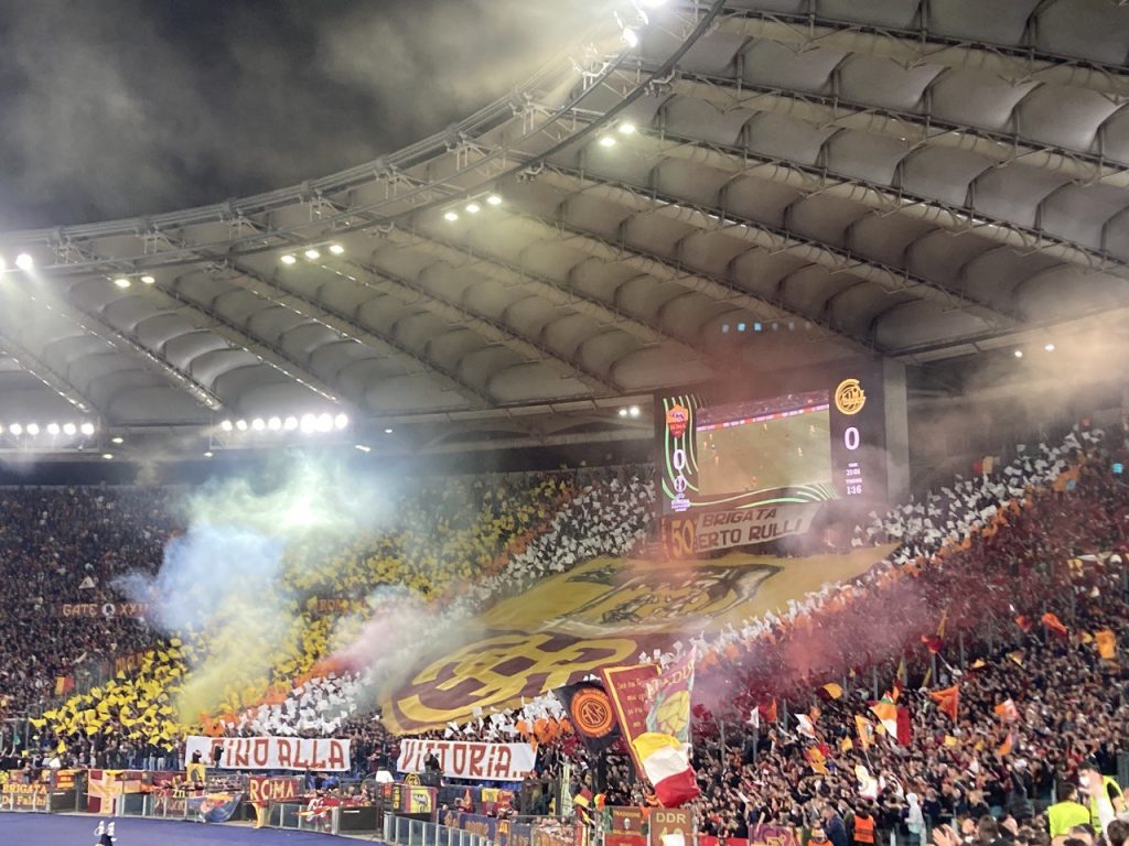 Majori avansări în planurile de modernizare a infrastructurii sportive din Roma: 39 din 44 de consilieri susțin studiul de fezabilitate pentru noul stadion al AS Roma Într-un pas considerabil spre realizarea unui stadion nou pentru clubul AS Roma, majoritatea consilierilor locali ai capitalei italiene au votat recent în favoarea studiului de fezabilitate tehnică și economică, prezentat de conducerea grupării