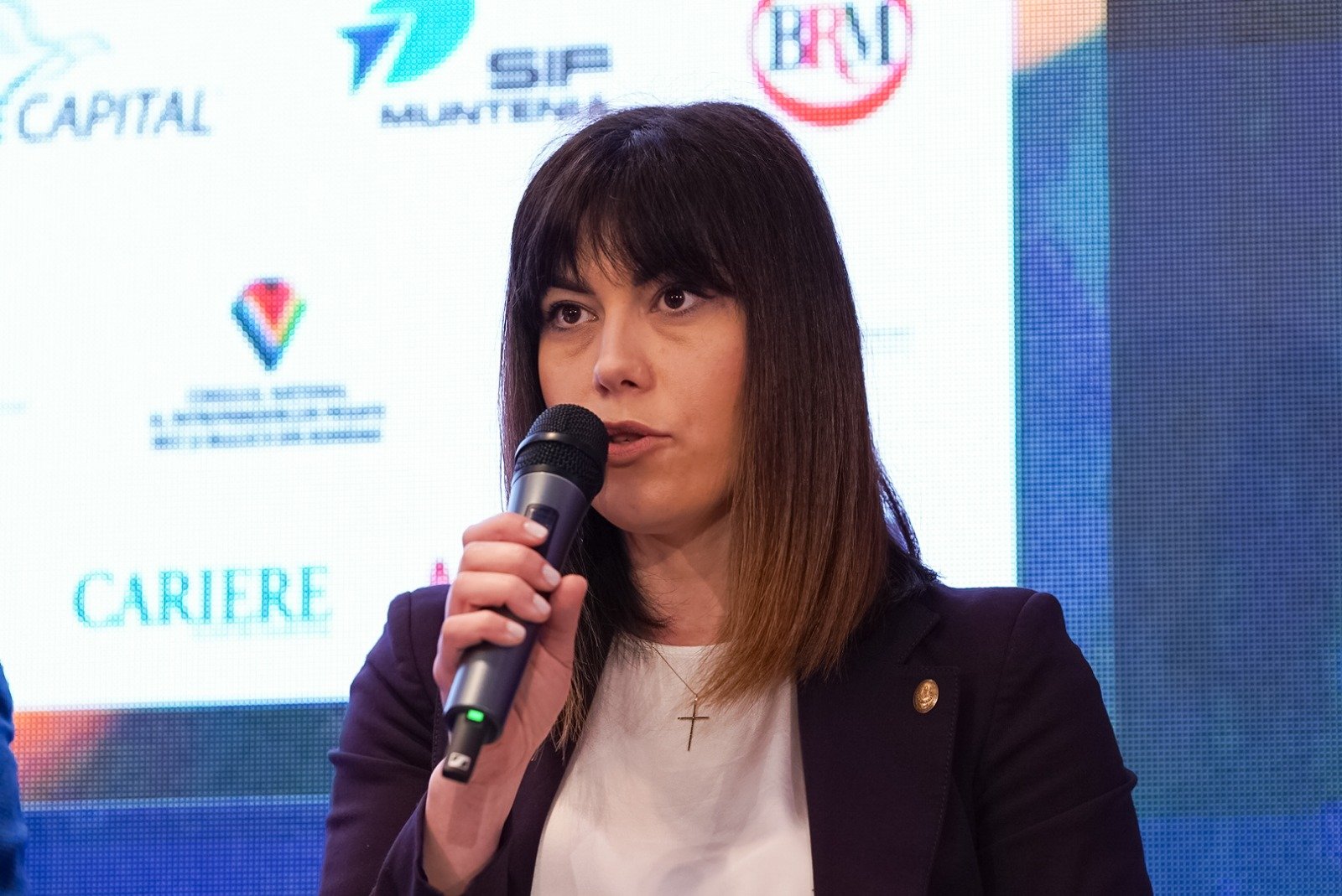 Deputata USR Cristina Prună propune măsuri ambițioase pentru reducerea poverii fiscale a consumatorilor, în contextul creșterii prețurilor la carburanți, o problemă insidioasă din ultimele luni pentru românii care trebuie să facă dus-împrejur zilnic