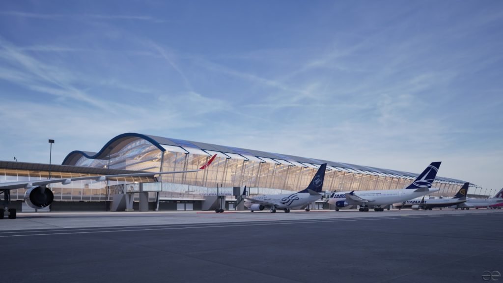 Pista nr. 1 a Aeroportului Henri Coandă, una dintre cele mai aglomerate și importante infrastructuri de pe teritoriul României, urmează să fie supusă unui proces de modernizare după mai bine de trei decenii de la ultima reabilitare. Anunțul a fost făcut recent de Compania Națională Aeroporturi București (CNAB), care transmite că investiția reprezintă nu doar o reabilitare capitală, ci și un pas major pentru creșterea siguranței și eficienței aeroportului Otopeni, capabil să suporte fluxuri mai mari de pasageri și operațiuni aeriene