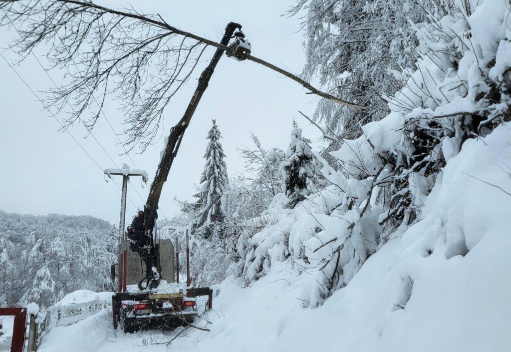 Drumul de munte din zona Horezu, în special sectorul cunoscut ca „Păstrăvărie”, devine din ce în ce mai dificil pentru circulație din cauza condițiilor meteo extreme