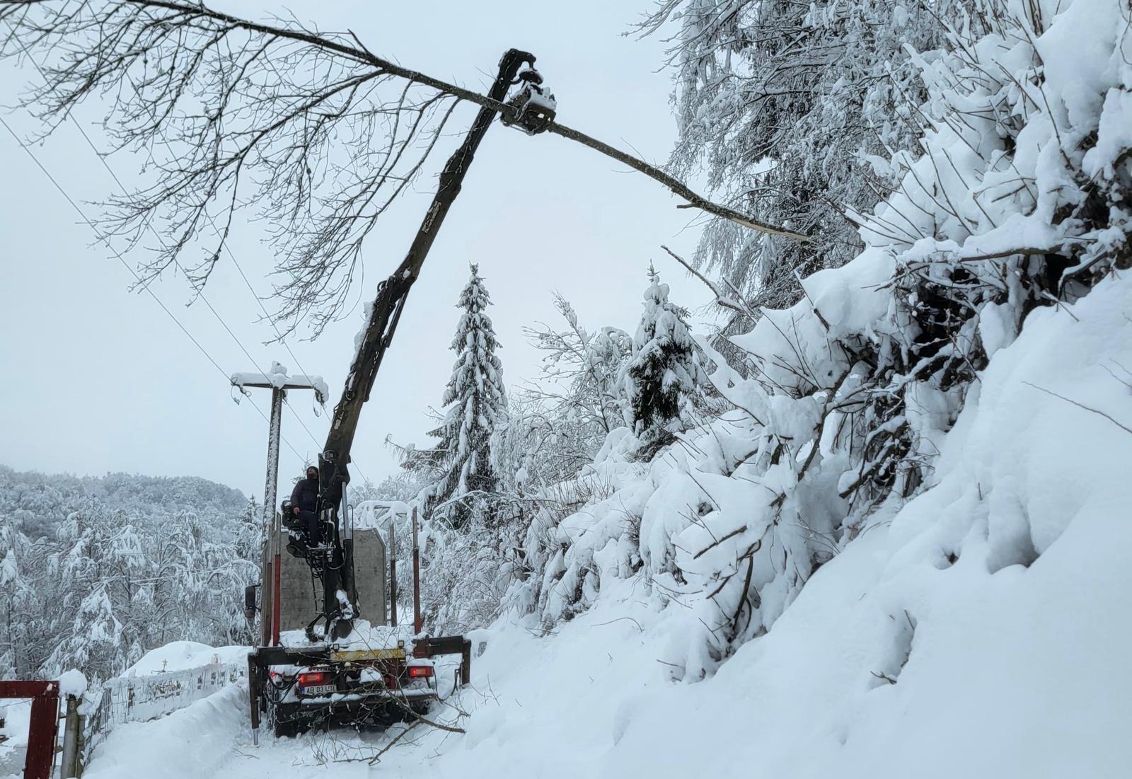 Drumul de munte din zona Horezu, în special sectorul cunoscut ca „Păstrăvărie”, devine din ce în ce mai dificil pentru circulație din cauza condițiilor meteo extreme