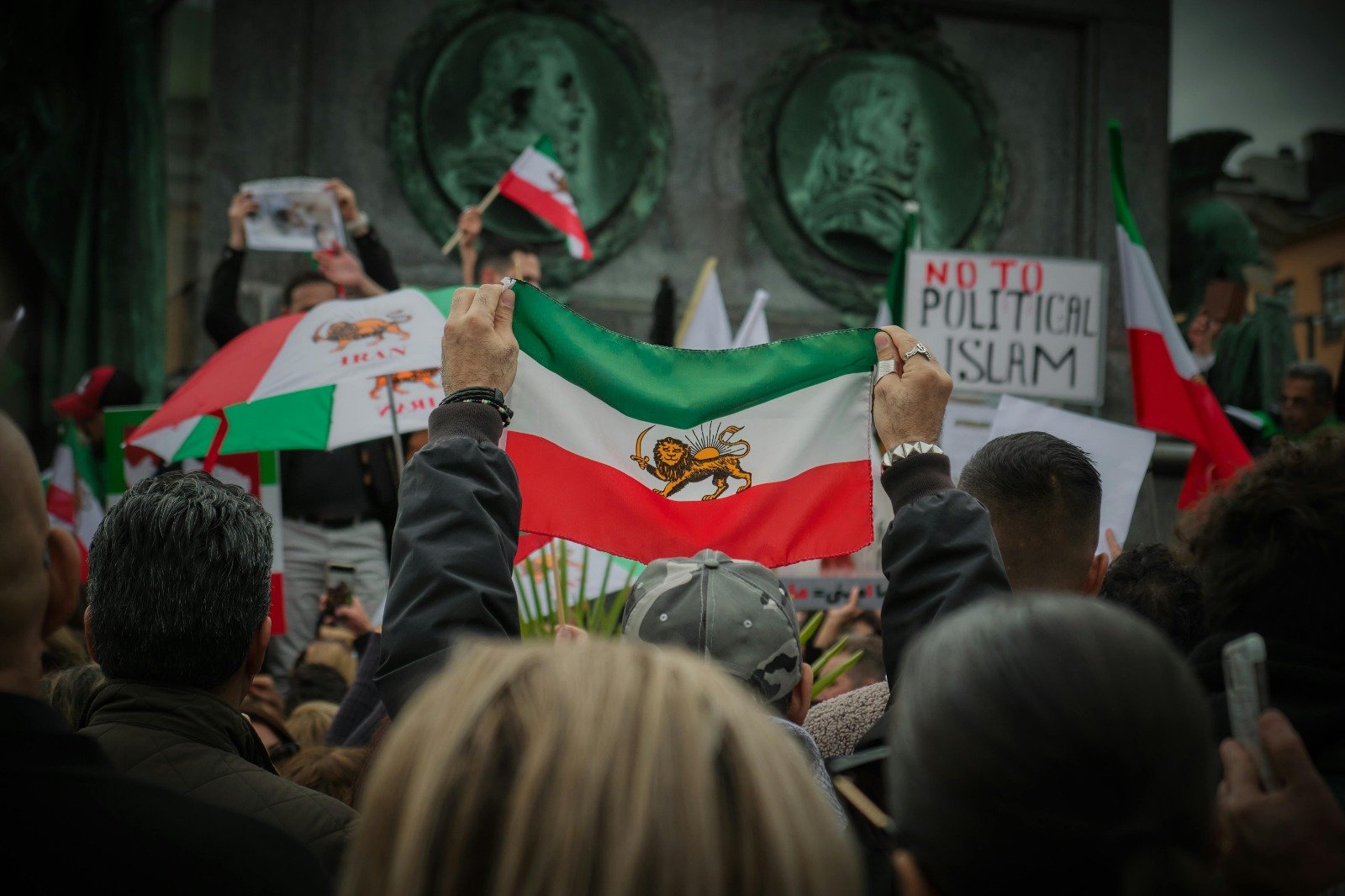 Reformulează acest titlu în stil jurnalistic românesc, 55-70 caractere, informativ și direct. Fără clișee sau formule introductive. Titlu: 460 de arestări în Iran pentru activităţi pe internet considerate destabilizatoare / Internetul a fost complet oprit în statul islamic pe 28 februarie