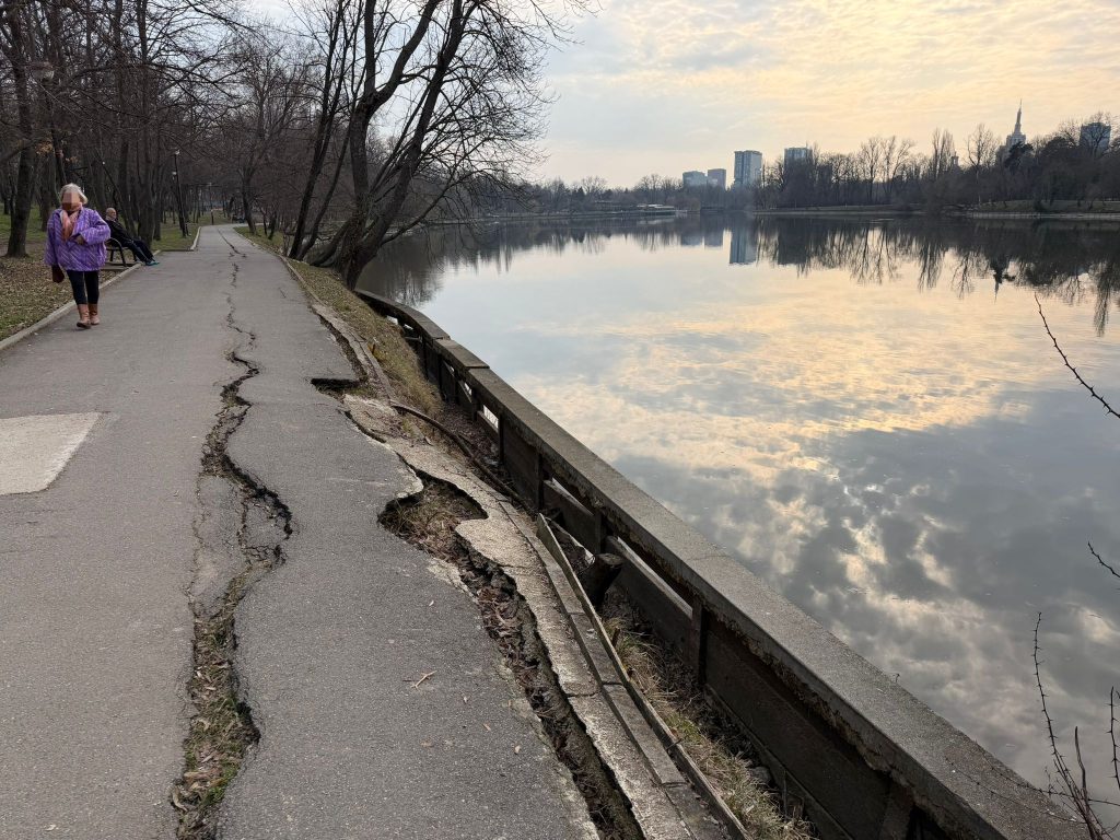 Primăria Capitalei a alocat aproape două milioane de euro pentru reabilitarea aleilor din Parcul Regele Mihai I, dar rezultatele rămân mult în urmă față de așteptări