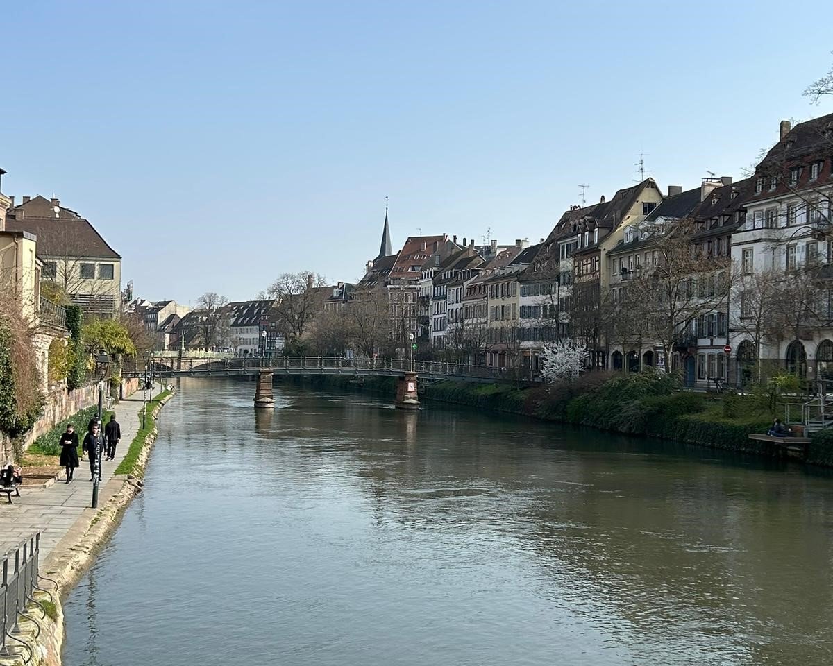 Strasbourg, un oraș ce pare desprins dintr-o păpușă de lut, exhalează un farmec subtil, diferit de energia explozivă a capitalei noastre