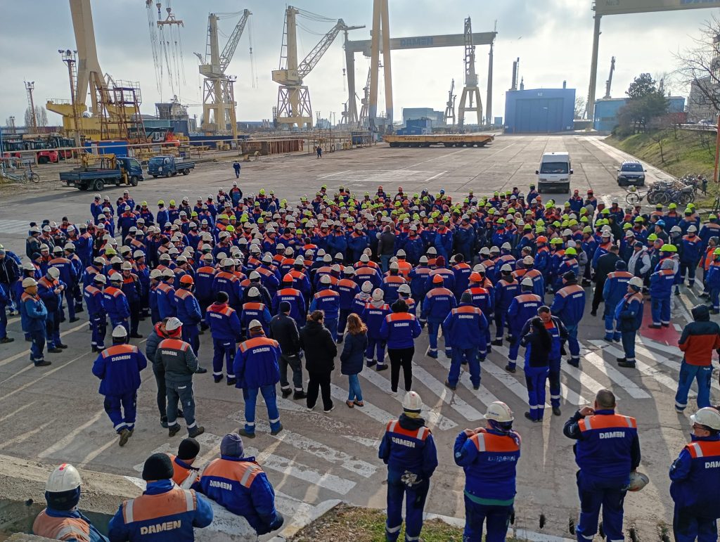 Criza de la Șantierul Naval Mangalia escaladează: Damen Shipyards pregătește falimentul, salariații rămân fără salarii de trei luni Situație critică la Șantierul Naval Mangalia, unde protestele salariaților și decizia companiei-mamă, Damen Shipyards, de a iniția procedura de faliment, au adus regiunea în centrul atenției
