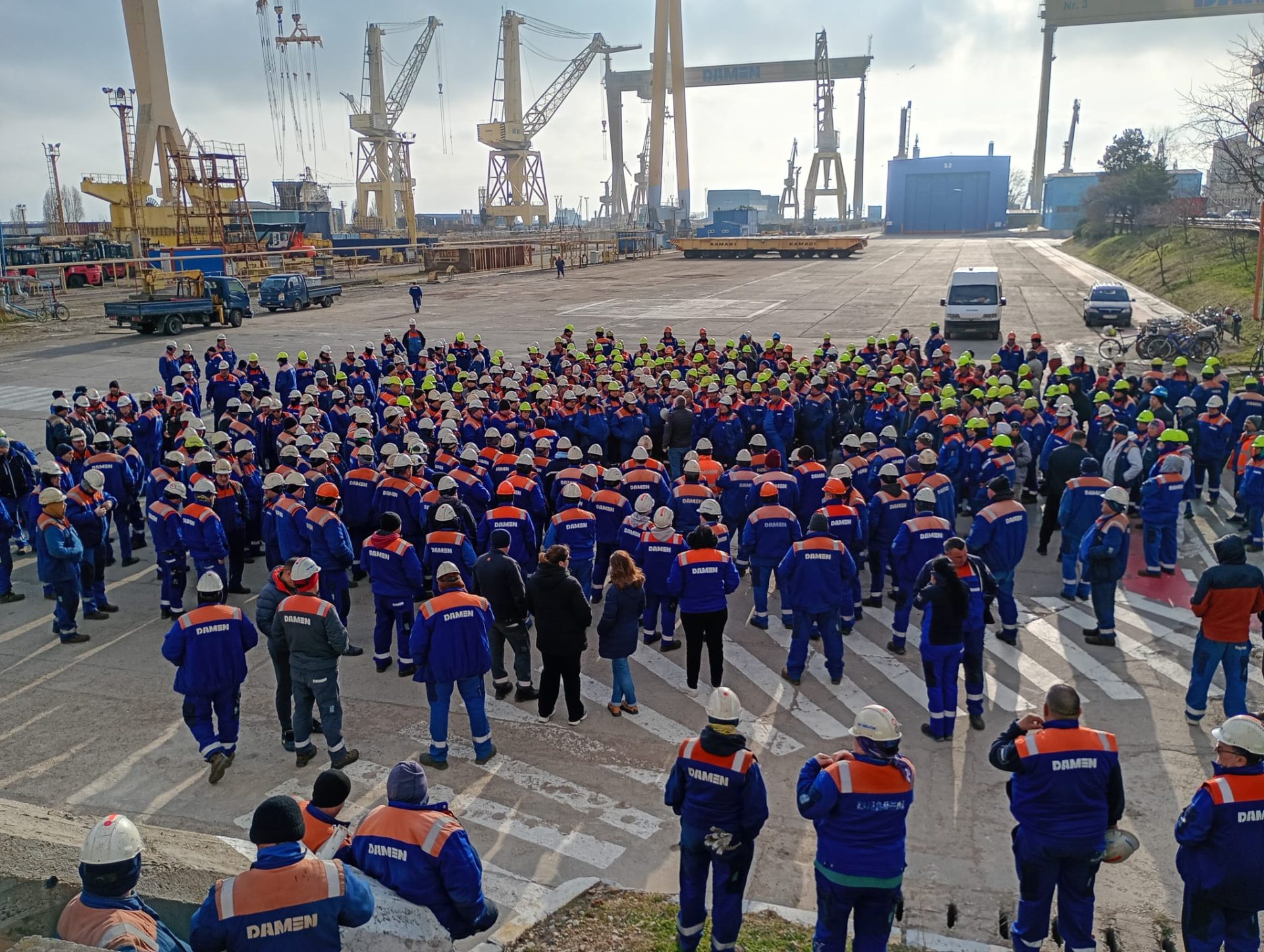 Criza de la Șantierul Naval Mangalia escaladează: Damen Shipyards pregătește falimentul, salariații rămân fără salarii de trei luni Situație critică la Șantierul Naval Mangalia, unde protestele salariaților și decizia companiei-mamă, Damen Shipyards, de a iniția procedura de faliment, au adus regiunea în centrul atenției