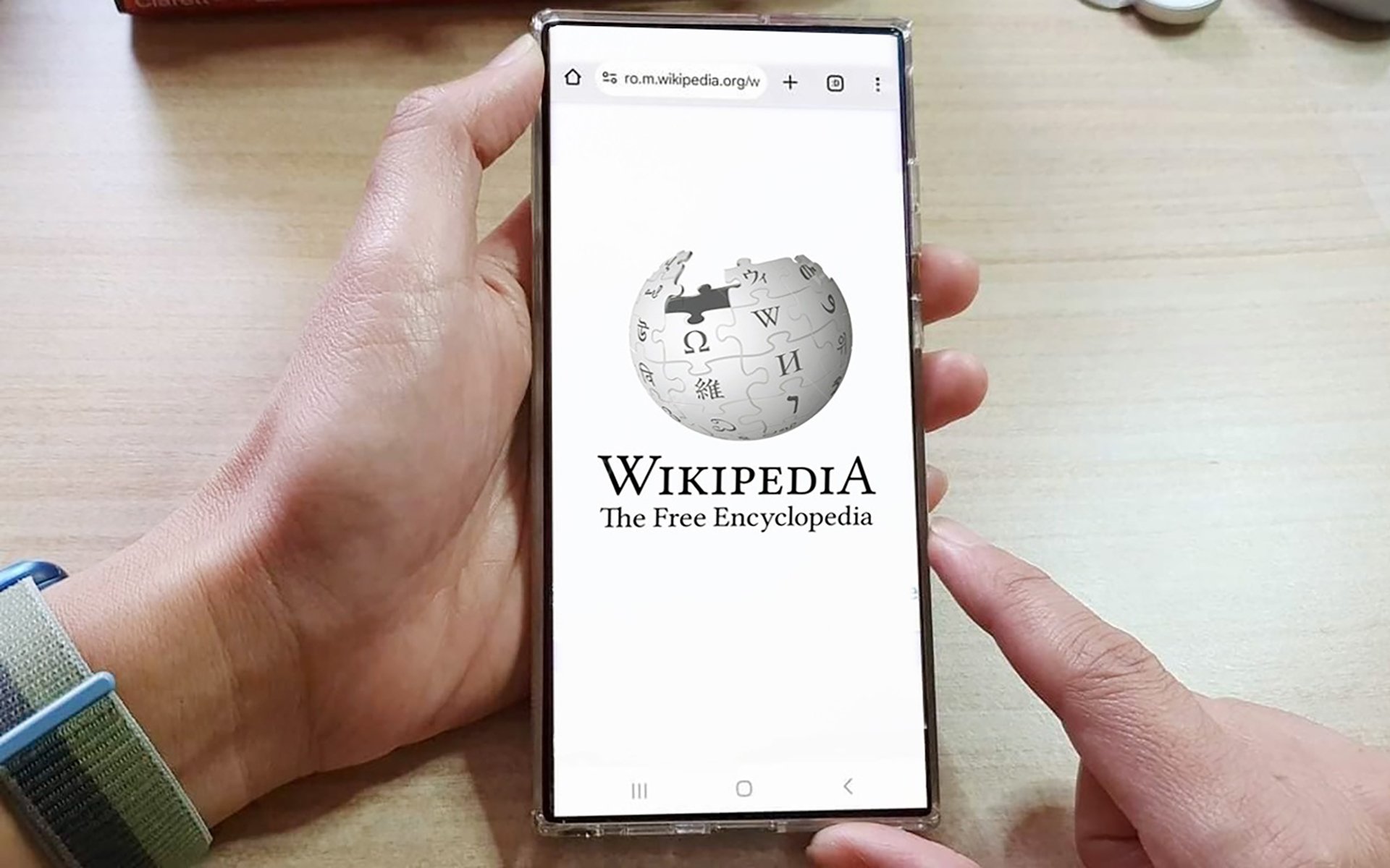 Wikipedia interzice utilizarea modelelor AI pentru generarea de conținut, consolidând astfel poziția sa ca o platformă bazată pe efortul uman și verificabilitate