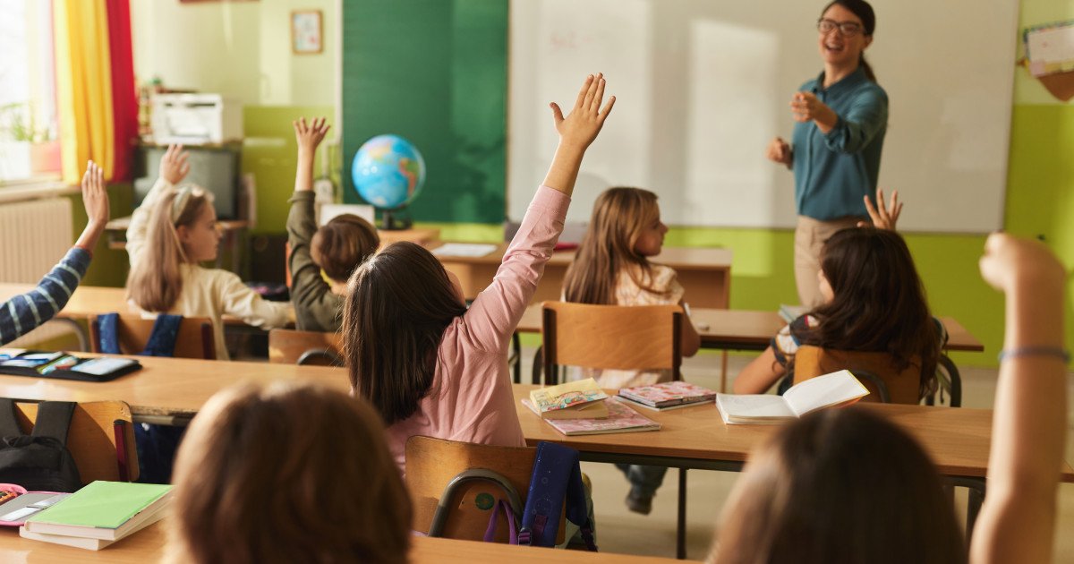 Elevii din întreaga țară vor intra în vacanța de primăvară începând cu data de 4 aprilie 2026, după încheierea cursurilor din 3 aprilie, conform calendarului școlar aprobat de Ministerul Educației