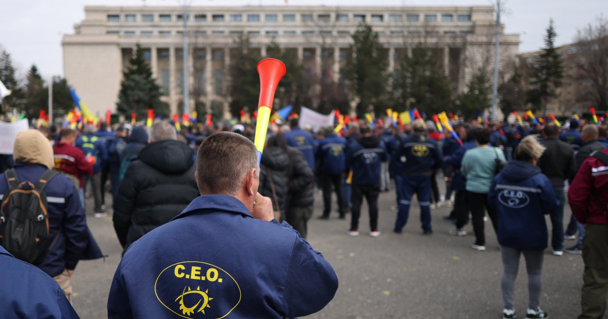 Minerii din Gorj au ajuns în Capitală pentru a susține protestele din fața Guvernului, unde, pentru a doua săptămână consecutivă, angajați ai Complexului Energetic Oltenia își cer drepturile și solicită stoparea măsurii de concediere colectivă planificată de conducere