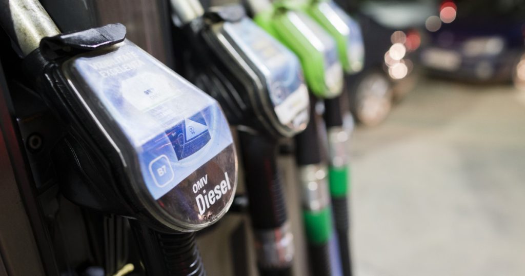 Guvernul României a anunțat recent intenția de a declara stare de criză pe piața țițeiului și a produselor petroliere, într-un efort de a calma creșterea accelerată a prețurilor la carburanți