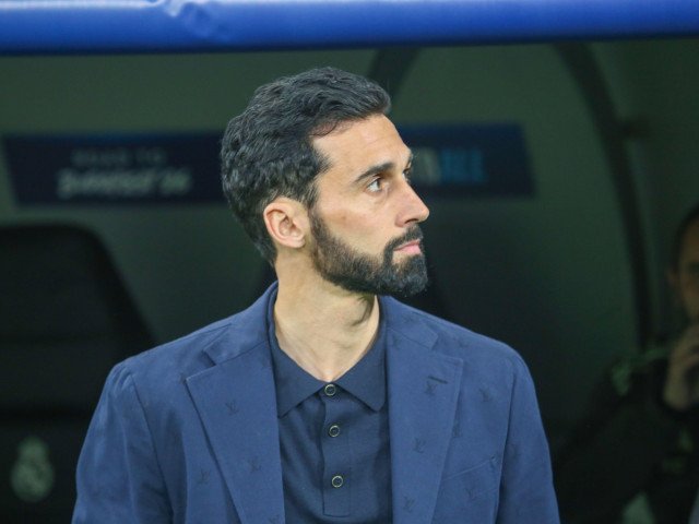 Alvaro Arbeloa inspiră jucătorii de la Real Madrid după victoria convingătoare cu Manchester City Manchester, 22 martie 2023 — După victoria clară, scor 3-0, în fața echipei Manchester City în Champions League, lotul Real Madrid a primit o doză de motivație și încredere din partea fostului colos alb, Alvaro Arbeloa