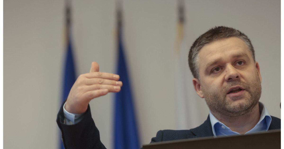 Primarul general al Bucureștiului, Ciprian Ciucu, face apel la artiști să nu mai accepte promovarea prin afişaj ilegal, avertizând că fenomenul este o „boală oribilă” care strivesște imaginea capitalei
