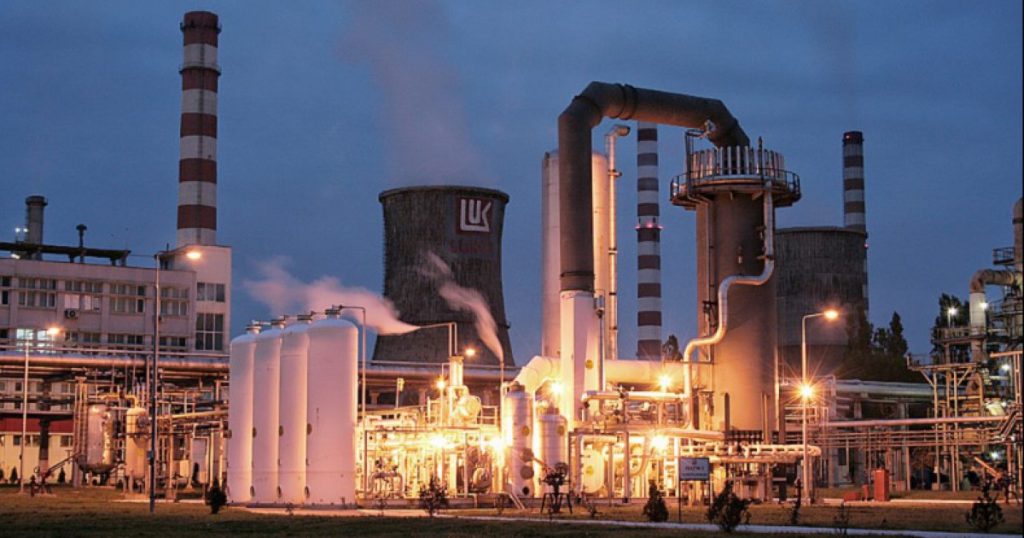 Rafinăria Petrotel Lukoil, repornită în condițiile unor negocieri informale cu SUA Decizie crucială pentru piața energetică din România: autoritățile de la București au primit, în condiții informale, acordul Statelor Unite pentru reluarea operațiunilor la rafinăria Petrotel Lukoil din Ploiești, închise în urma sancțiunilor impuse Federației Ruse
